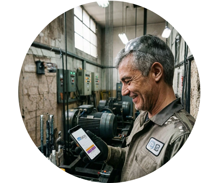 Técnico de mantenimiento de ascensores senior usando app móvil en sala de máquinas