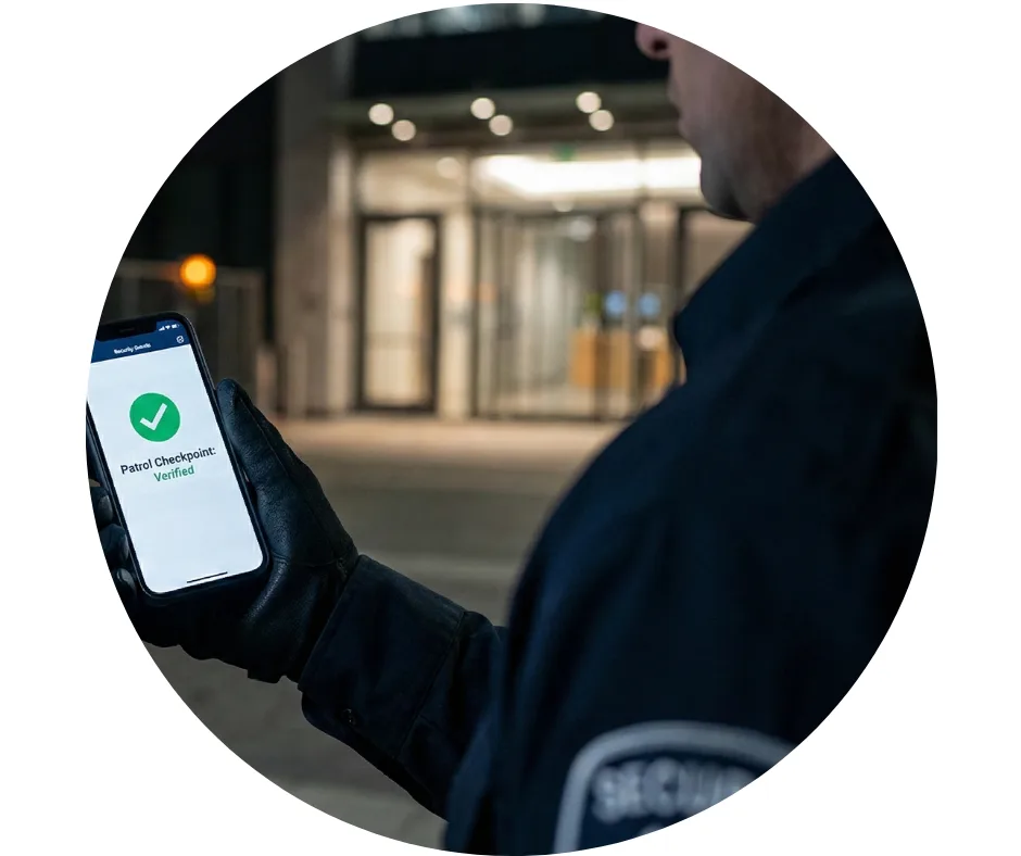 Guardia de seguridad escaneando punto de control NFC con aplicación móvil Ebox Security en turno nocturno